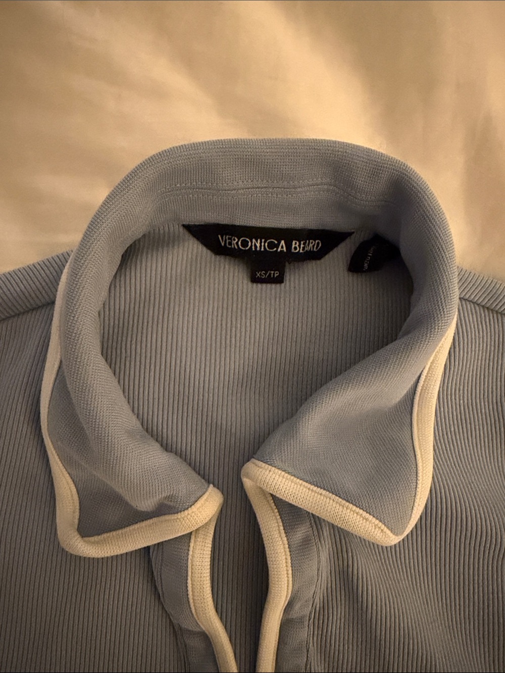 VERONICA BEARD Kearney Tee - Picture 4 of 5